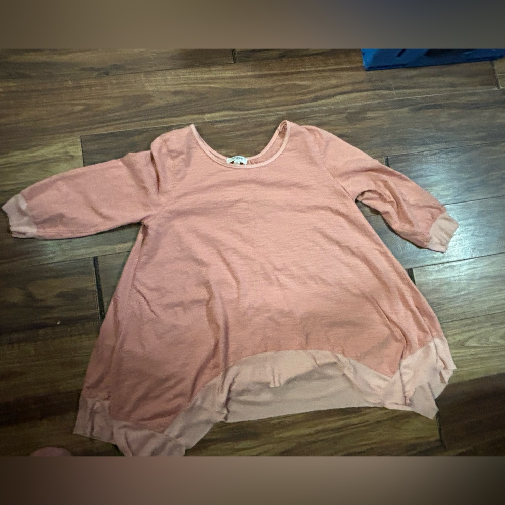 Umgee small short sleeve tunic sweatshirt cotton blend peach shark bite hemline